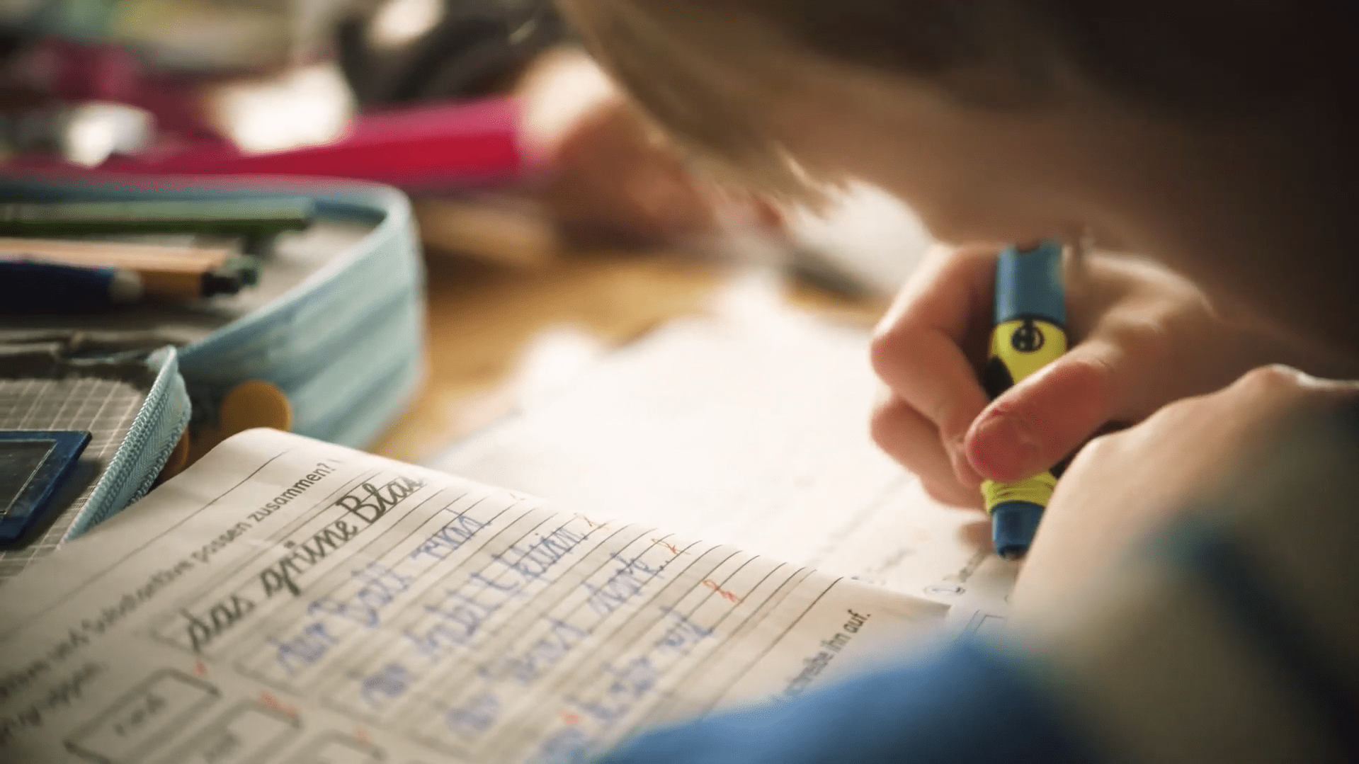 Schüler löst seine Hausaufgaben